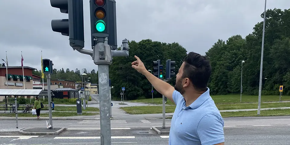 Man pekar på trafiksignal